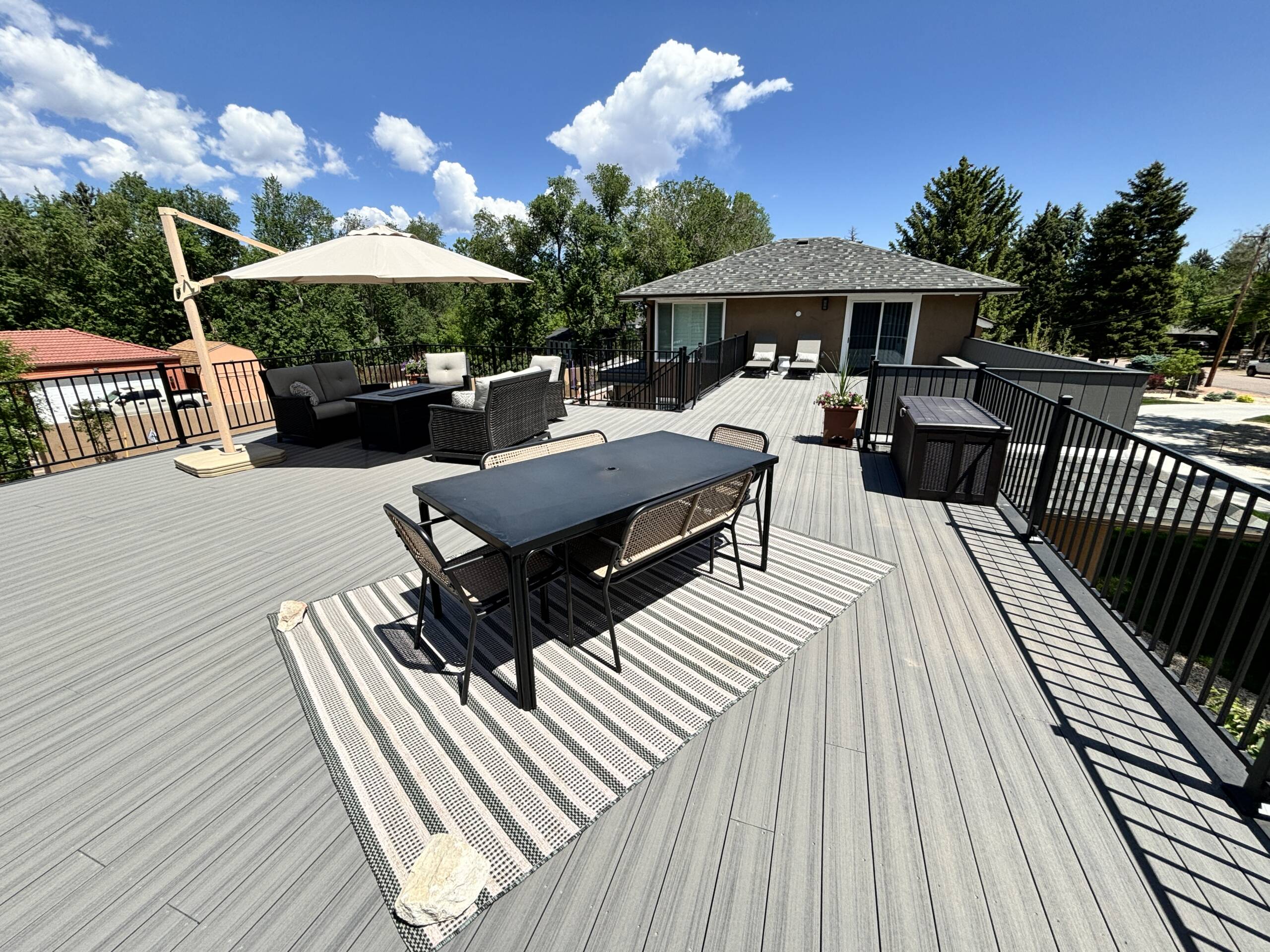 Colorado Springs composite deck featuring Deckorators Voyage decking in Tundra and Fortress Fe26 railing